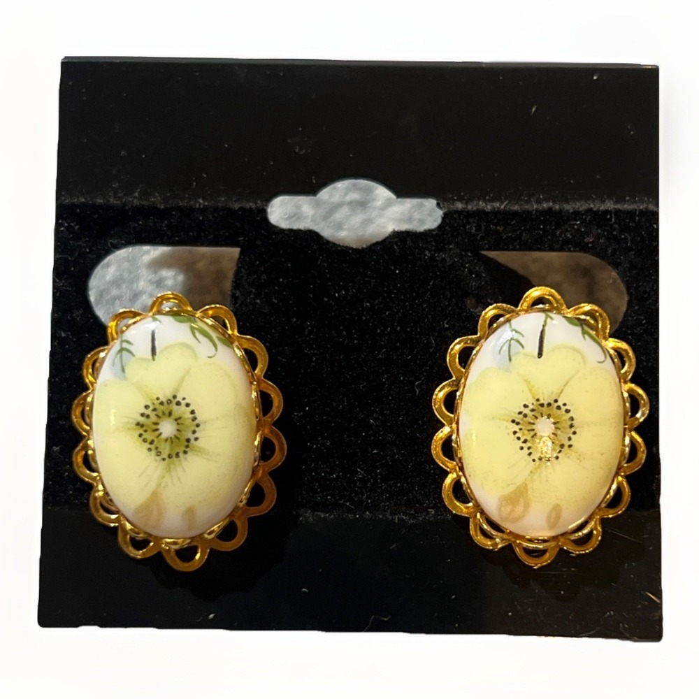 Earrings Vintage Porcelain Floral Scalloped Edge‎ Goldtone Clip Leverback Women